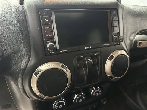 Used 2016 Jeep Wrangler Sahara image 23