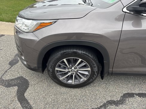 Used 2019 Toyota Highlander XLE image 3
