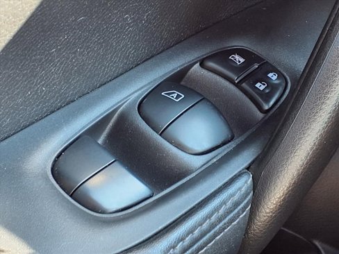 Used 2020 Nissan Rogue Sport S image 9