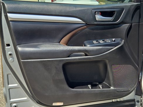 Used 2018 Toyota Highlander XLE image 19