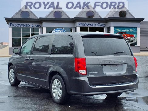 Used 2018 Dodge Grand Caravan SE w/ UConnect Hands-Free Group image 2