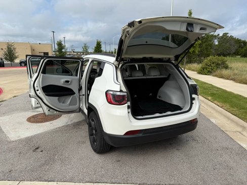 Used 2017 Jeep Compass Latitude image 27