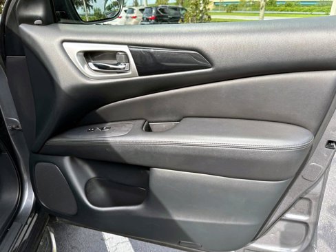 Used 2020 Nissan Pathfinder SV image 13