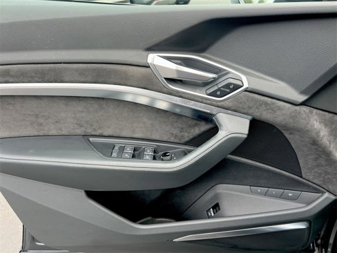 Used 2019 Audi e-tron Prestige w/ Prestige Package image 19