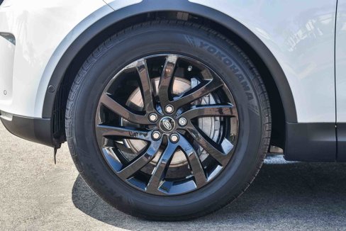 Used 2019 Land Rover Discovery HSE image 12