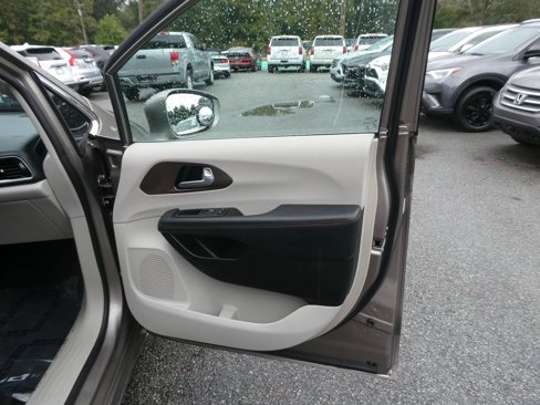 Used 2018 Chrysler Pacifica Touring-L image 24