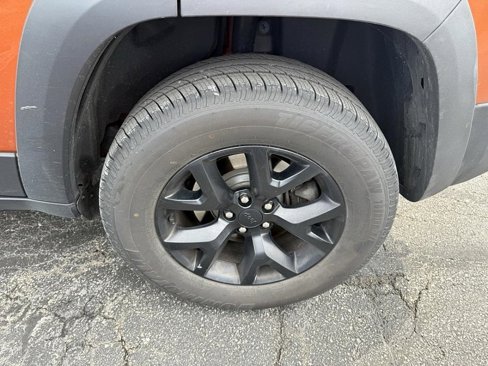 Used 2016 Jeep Cherokee Trailhawk w/ Cold Weather Group image 12