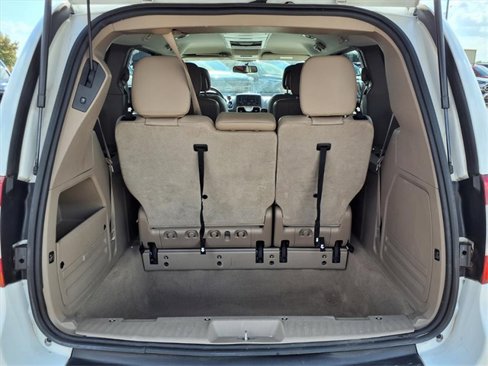 Used 2016 Chrysler Town & Country Touring image 23