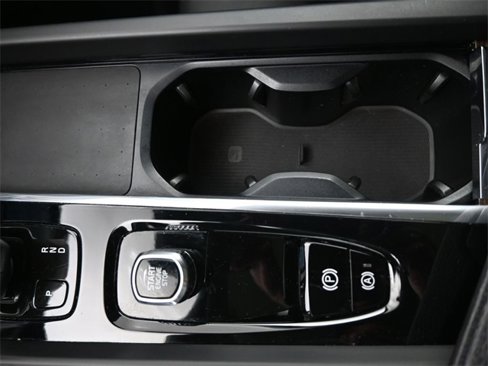 Used 2022 Volvo XC60 B5 Momentum w/ Climate Package image 10