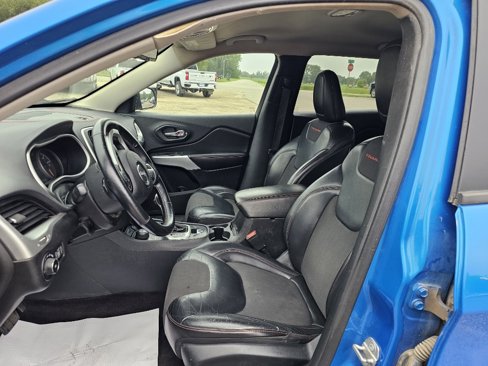 Used 2018 Jeep Cherokee Trailhawk w/ Cold Weather Group image 11