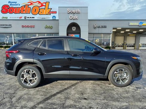 Used 2025 Chevrolet Trax LT w/ Driver Confidence Package image 2