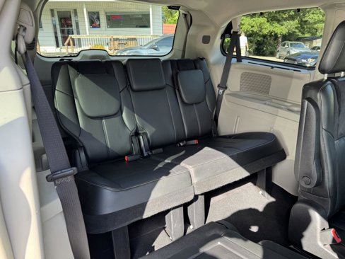 Used 2011 Chrysler Town & Country Limited image 16