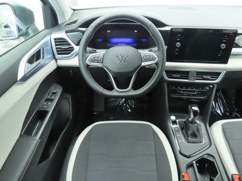 Certified 2025 Volkswagen Taos SE image 11