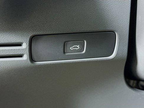 Used 2023 Volvo C40 Recharge Core w/ Protection Package Premier image 10