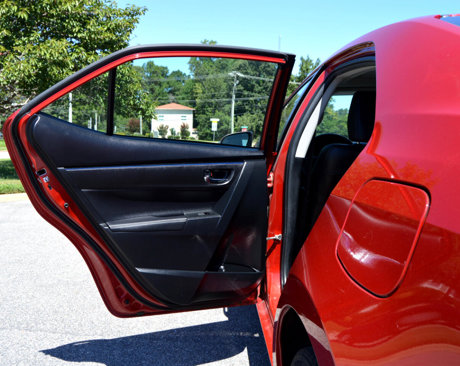 Used 2018 Toyota Corolla SE w/ SE Premium Package image 14