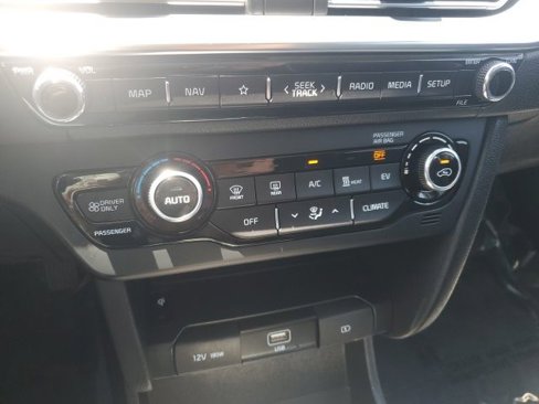 Used 2022 Kia Niro EX image 17
