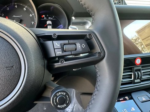 Used 2025 Porsche Macan image 18