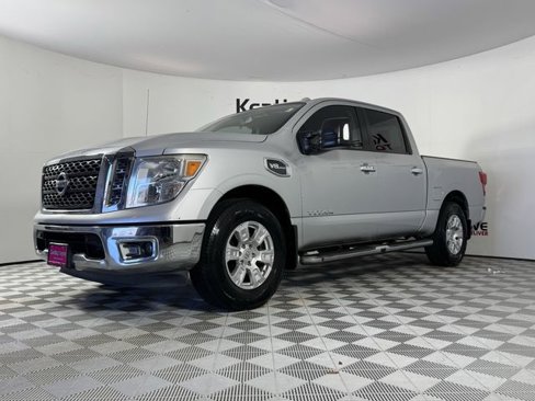 Used 2017 Nissan Titan SV image 3