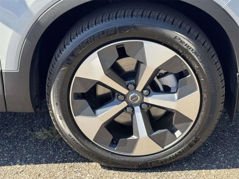 Used 2025 Volvo XC40 B5 Core w/ Climate Package image 6