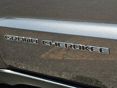 Used 2018 Jeep Grand Cherokee Limited image 38