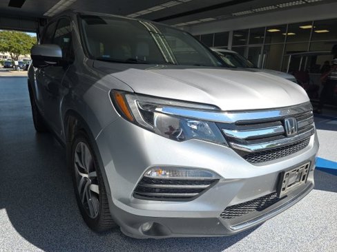 Used 2017 Honda Pilot Touring image 1