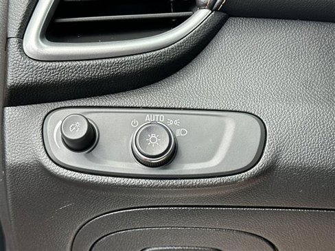 Certified 2022 Chevrolet Trax LT w/ LT Convenience Package image 18