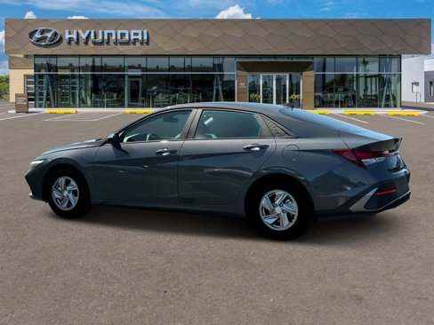 New 2025 Hyundai Elantra SE image 4