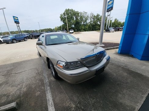 Used 2010 Lincoln Town Car Signature Limited image 12