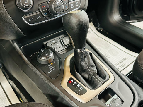 Used 2015 Jeep Cherokee Latitude w/ Comfort/Convenience Group image 11