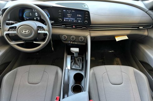 Certified 2025 Hyundai Elantra SE image 17