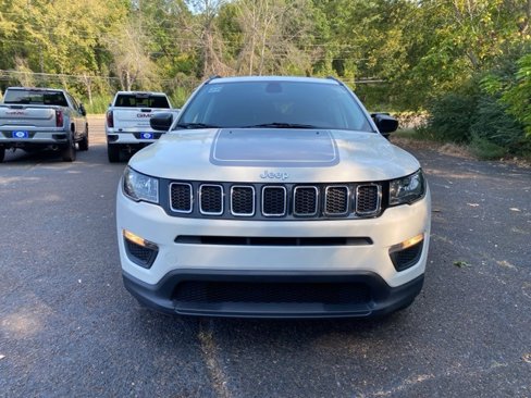 Used 2018 Jeep Compass Sport image 2
