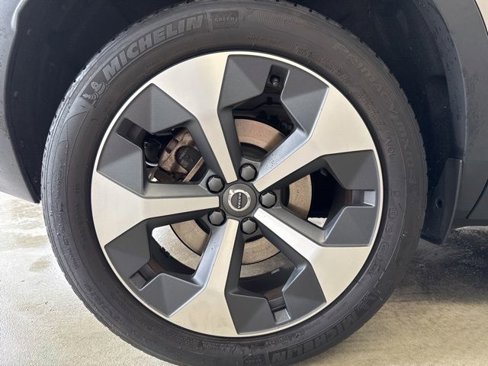 Certified 2024 Volvo XC40 B5 Plus w/ Climate Package image 10