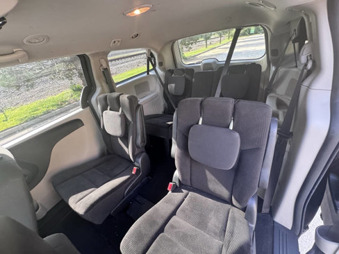 Used 2018 Dodge Grand Caravan SE w/ UConnect Hands-Free Group image 16