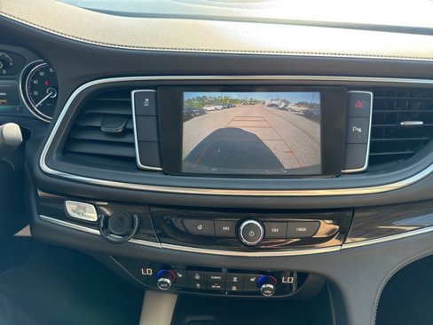 Used 2018 Buick Enclave Essence image 11
