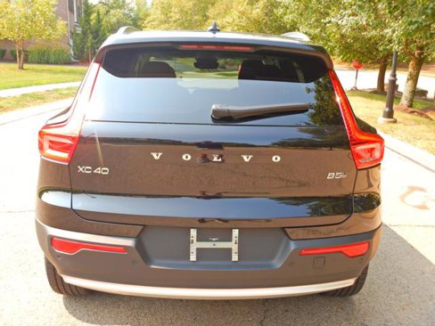 Used 2025 Volvo XC40 B5 Plus image 10