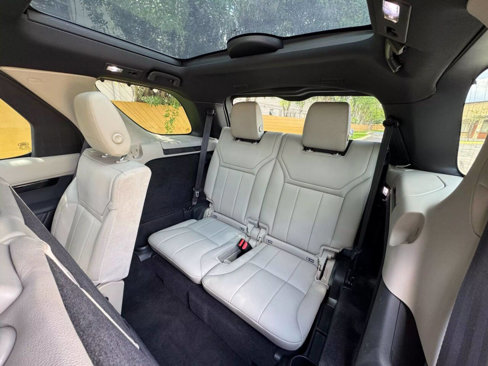 Used 2017 Land Rover Discovery SE image 12