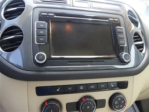 Used 2015 Volkswagen Tiguan SE image 10