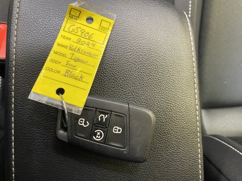 Used 2024 Volkswagen Tiguan SE image 43
