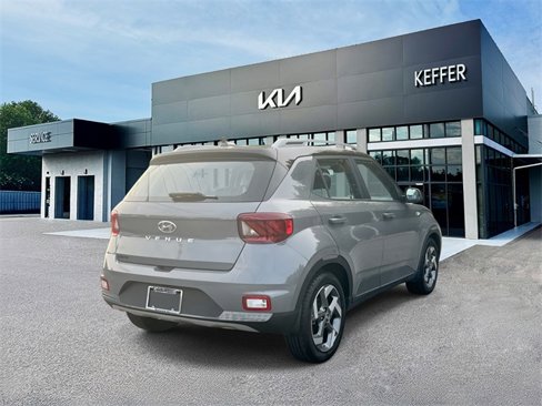 Used 2022 Hyundai Venue Limited image 8