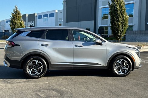 Used 2023 Kia Sportage LX image 3