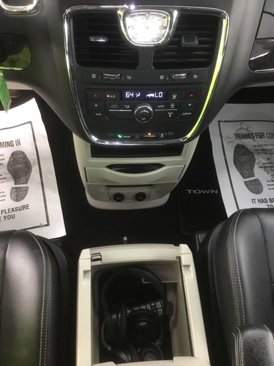 Used 2014 Chrysler Town & Country Touring image 31
