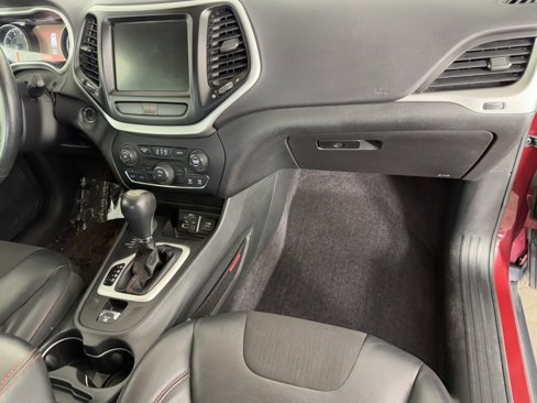 Used 2017 Jeep Cherokee Trailhawk w/ Cold Weather Group image 12
