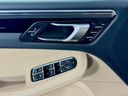 Certified 2022 Porsche Macan image 15