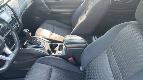 Used 2017 Nissan Rogue SV w/ SV Family Package image 27