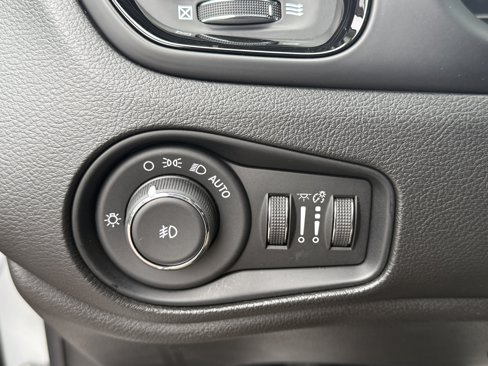 Used 2018 Jeep Renegade Altitude image 28