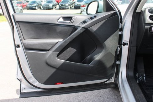 Used 2017 Volkswagen Tiguan S image 10