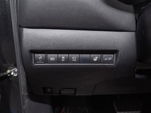 Used 2021 Toyota Venza Limited image 10