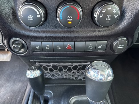 Used 2015 Jeep Wrangler Unlimited Sahara w/ Connectivity Group image 34
