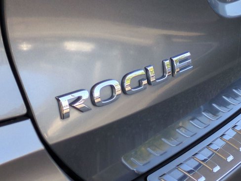Used 2018 Nissan Rogue SV image 22