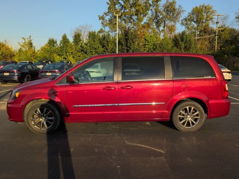 Used 2016 Chrysler Town & Country S w/ Driver Convenience Group image 3